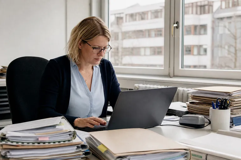 Mitarbeiterin überträgt Fristen aus Vorgangsakten in einen Kalender